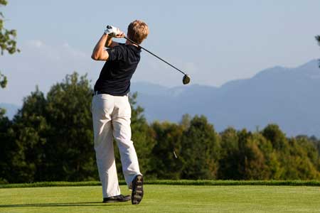 Golfen mit Blick auf die Berge - © Chiemsee-Alpenland Tourismus Golfen mit Blick auf die Berge - © Chiemsee-Alpenland Tourismus