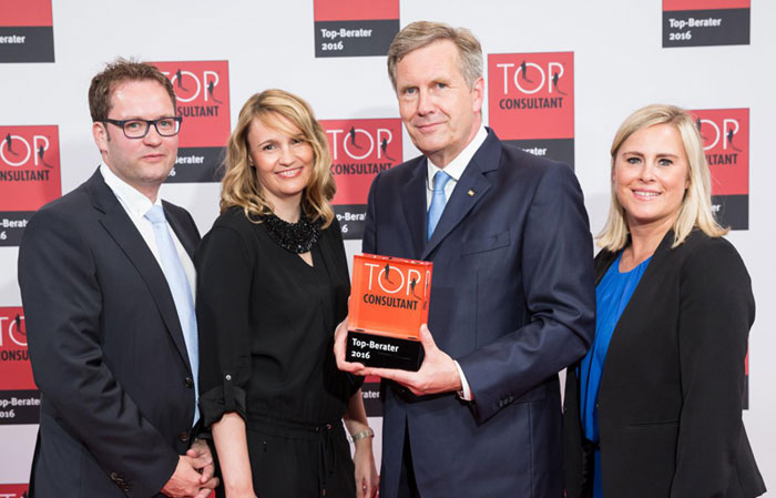 Bei der Preisübergabe: Das Baumann&Cie.-Team mit Ministerpräsident a.D. Christian Wulff. Bei der Preisübergabe: Das Baumann&Cie.-Team mit Ministerpräsident a.D. Christian Wulff.