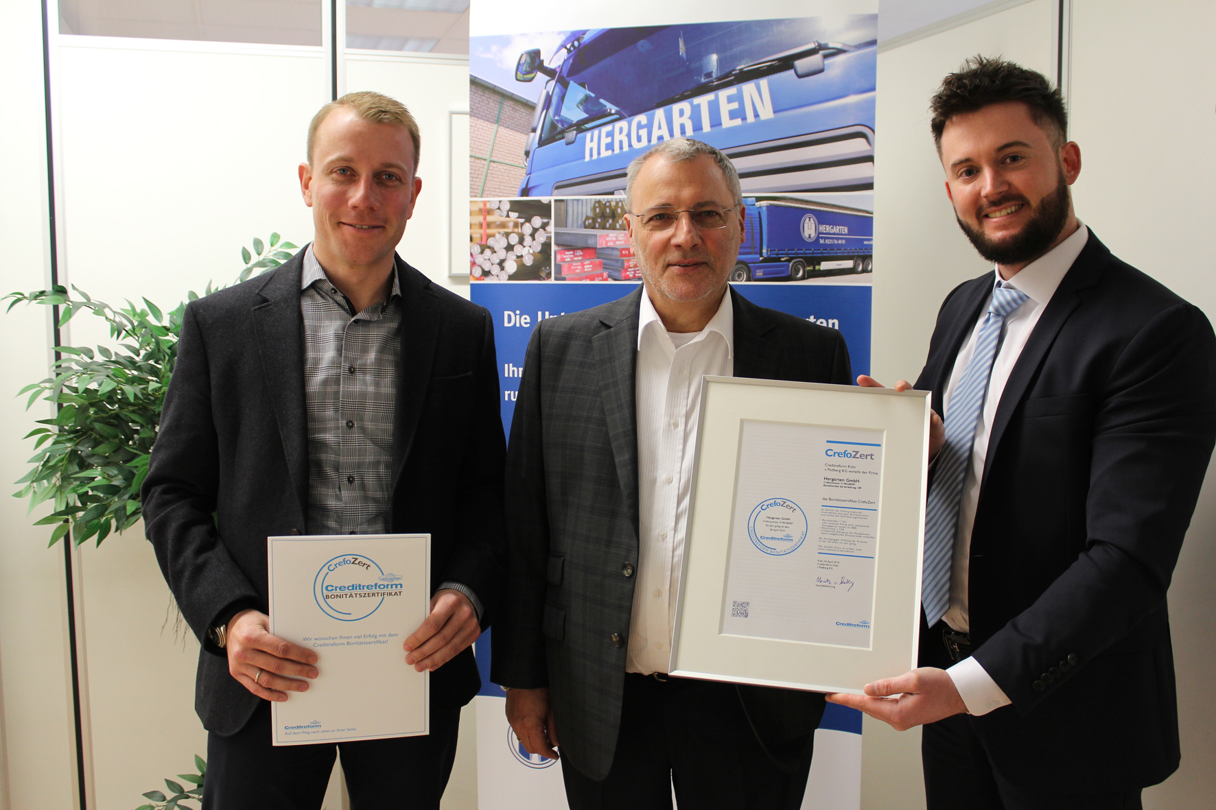 Steven Busch (Creditreform, rechts)übergibt das Bonitätszertifikat CrefoZert an Josef Hergarten und