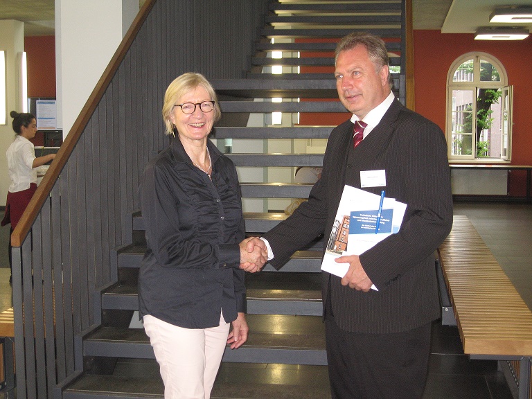 v.l.n.r.: Prof. Dr. Gudrun Kammasch (IPW-Präsidentin), Heinz Leymann (IfKom-Bundesvorsitzender)