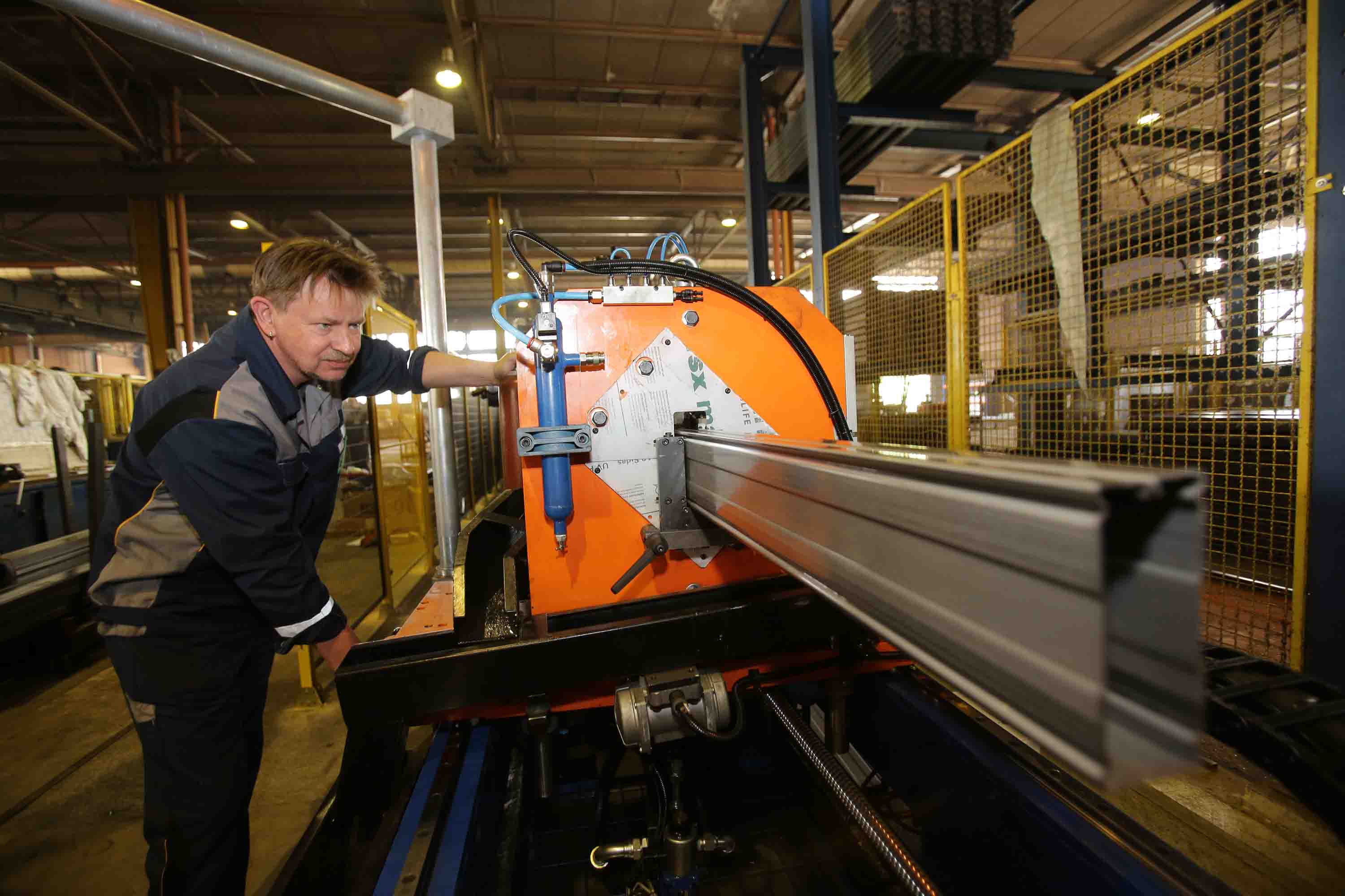 Die neue Kaltprofilierungsanlage fertigt das neue Rechteckprofi in einem Arbeitsschritt. Die neue Kaltprofilierungsanlage fertigt das neue Rechteckprofi in einem Arbeitsschritt.