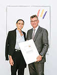 Preisträgerin Anne Sewcz mit dem Vorstandsvorsitzenden Thomas Flemming. Foto: T.J.F. Rauch Preisträgerin Anne Sewcz mit dem Vorstandsvorsitzenden Thomas Flemming. Foto: T.J.F. Rauch