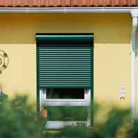 Vorbaurollläden sind effektiver Hitzeschutz im Sommer und wirksamer Käteschutz im Winter.