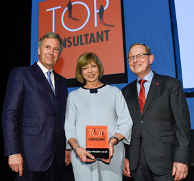 Top Consultant-Auszeichnung: Christian Wulff, Sabine und Hans-Peter Machwürth (MTI) Top Consultant-Auszeichnung: Christian Wulff, Sabine und Hans-Peter Machwürth (MTI)