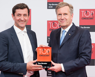 Top Consultant-Auszeichnung: Alexander Pifczyk, Dr. Kraus & Partner, und Christian Wulff Top Consultant-Auszeichnung: Alexander Pifczyk, Dr. Kraus & Partner, und Christian Wulff