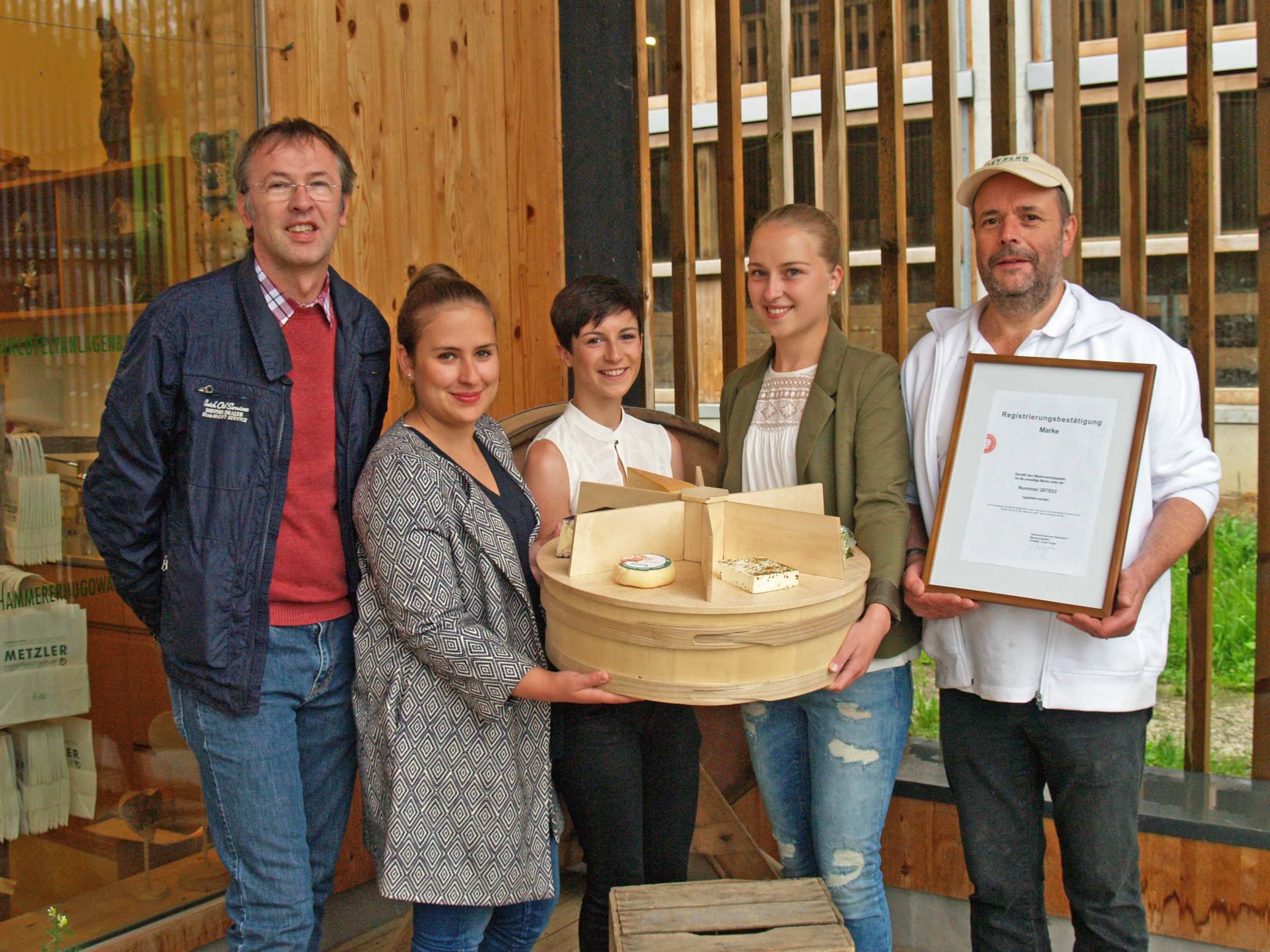 v.l. Fachlehrer Mario Hammerer, die drei Maturantinnen und der Projektbegleiter Ingo Metzler v.l. Fachlehrer Mario Hammerer, die drei Maturantinnen und der Projektbegleiter Ingo Metzler