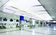 Akustisch wirksame Orcal Canopy Deckensegel auf dem Flughafen Nizza. Akustisch wirksame Orcal Canopy Deckensegel auf dem Flughafen Nizza.