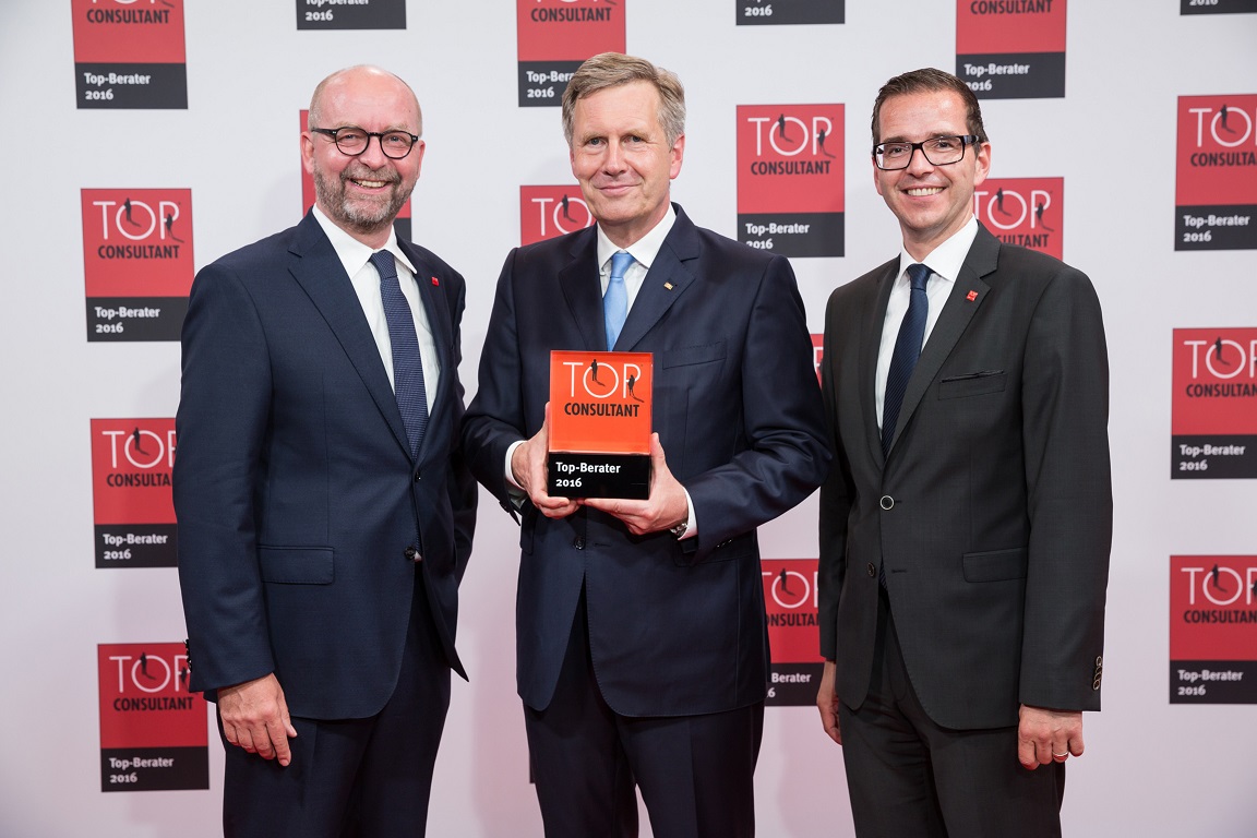 Top Consultant 2016: Bundespräsident a.D. Christian Wulff (Mitte) verleiht Preis an Korn Consult (Bi
