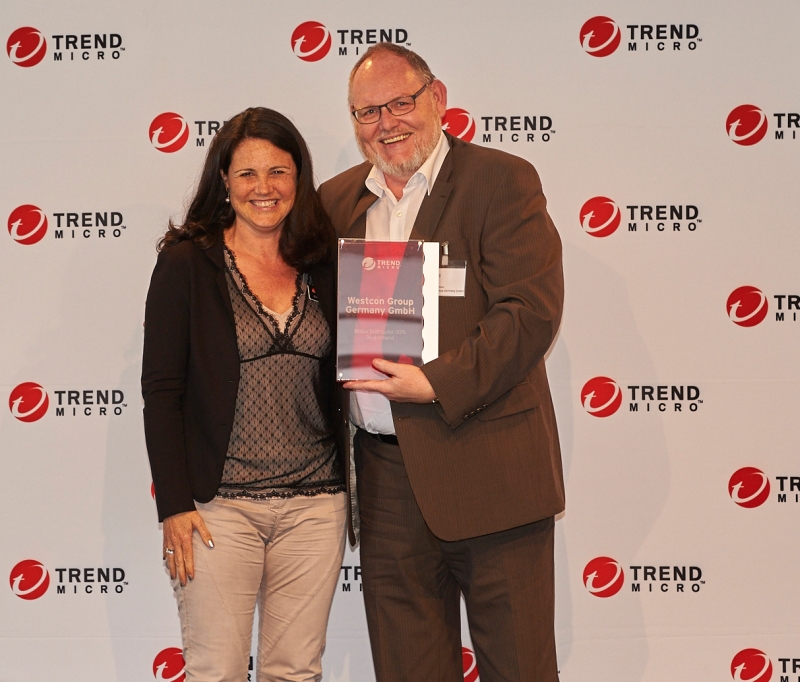 Jürgen Kerstan (Westcon-Comstor) nimmt den Award von Ciara Feeny (Trend Micro) entgegen. Jürgen Kerstan (Westcon-Comstor) nimmt den Award von Ciara Feeny (Trend Micro) entgegen.