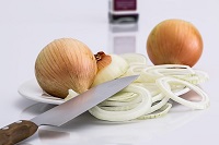 Quelle: https://pixabay.com/de/zwiebel-scheibe-messer-lebensmittel-647525/