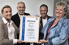 Manja Gebauer (l.) und Maria Marx freuen sich mit Gunnar Altenfeld (2. v. r.) und Thomas Beers.