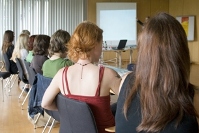 Bei ihrem Infoabend in Stuttgart veranschaulicht die ebam Akademie Fortbildungchancen.