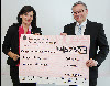 Vorstandsmitglied Frank Dierolf überreichte den Erlös an Lisa Kappes-Sassano. Vorstandsmitglied Frank Dierolf überreichte den Erlös an Lisa Kappes-Sassano.