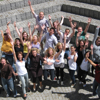 Event-Studenten der ANGELL Akademie Freiburg freuen sich über ihren Abschluss Event-Studenten der ANGELL Akademie Freiburg freuen sich über ihren Abschluss