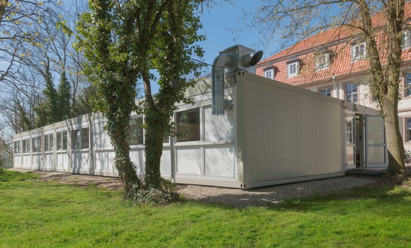 Die ELA Anlage fügt sich harmonisch in das Gelände der Klinik ein. Die ELA Anlage fügt sich harmonisch in das Gelände der Klinik ein.