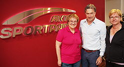 Sind von Anfang an dabei: Rigo Thiel mit Gabriele Conrad (l.) und Heike Reuter. © Holger Bernert