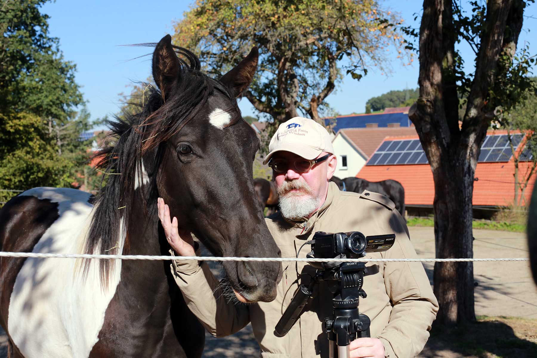 HorseDream Gründer und EAHAE Präsident Gerhard J. Krebs mit Coaching-Pferd Jackson HorseDream Gründer und EAHAE Präsident Gerhard J. Krebs mit Coaching-Pferd Jackson