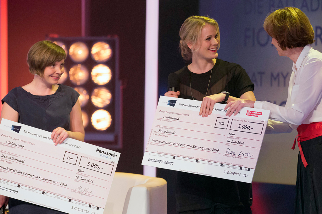 Freuen sichüber ihre Preise: Jessica Dürwald (links) und Fiona Brands (Mitte) (Bildquelle: Panasonic Freuen sichüber ihre Preise: Jessica Dürwald (links) und Fiona Brands (Mitte) (Bildquelle: Panasonic