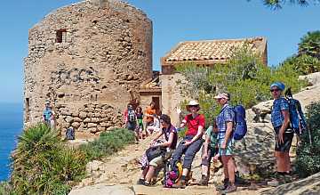 Wandergruppe pausiert am Col de Sa Gremola - Sant El, Mallorca Wandergruppe pausiert am Col de Sa Gremola - Sant El, Mallorca