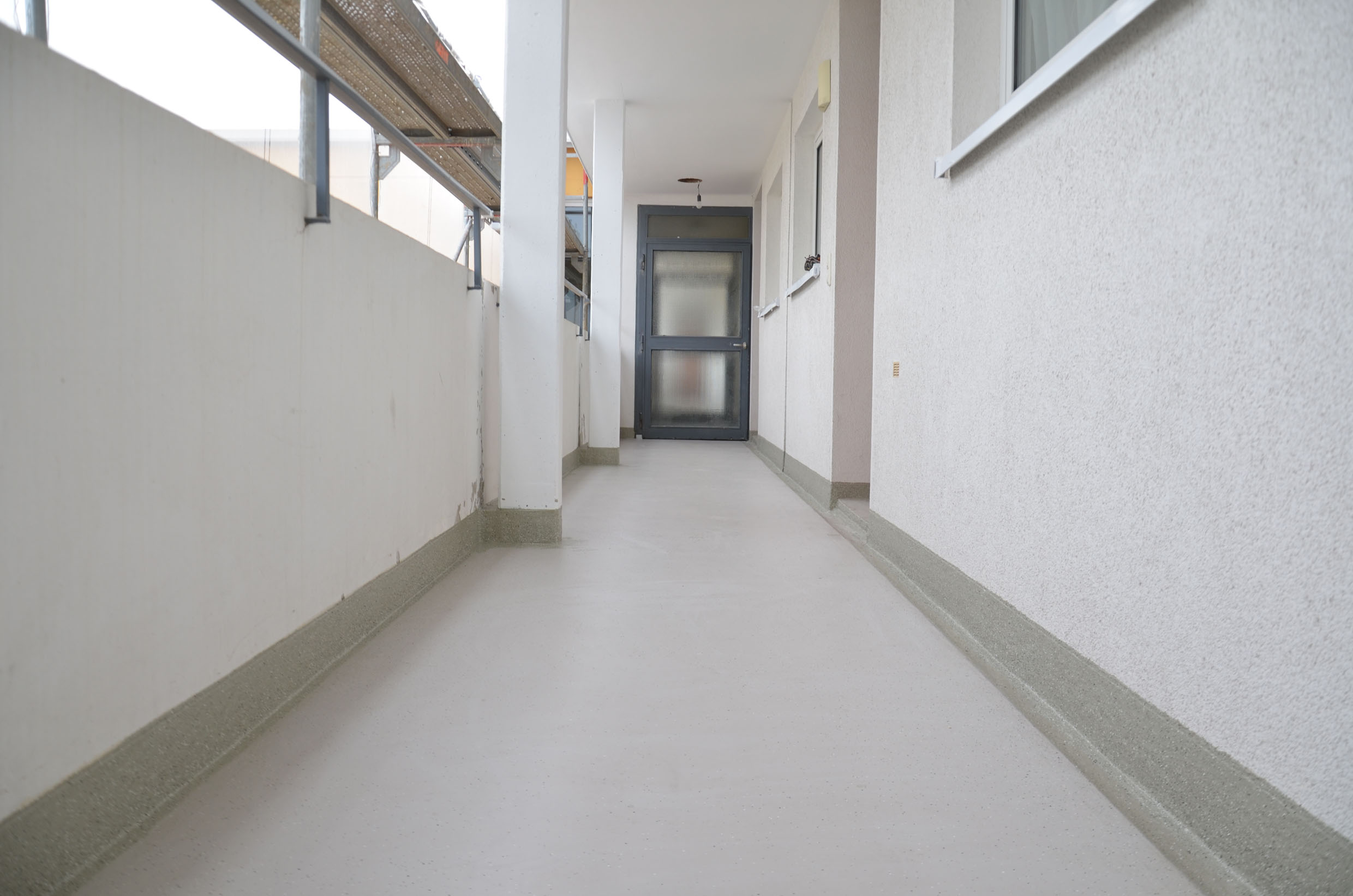 Das Balkon Beschichtungssystem Triflex BFS ist wasserdicht und witterungsbeständig. Das Balkon Beschichtungssystem Triflex BFS ist wasserdicht und witterungsbeständig.