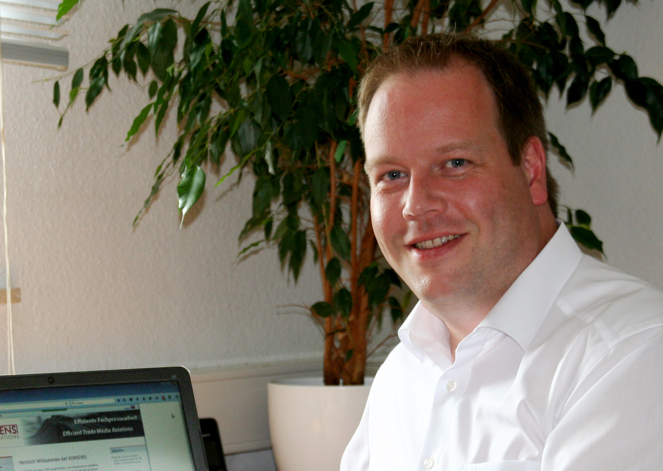 Georg Sposny bei Konsens PR. Georg Sposny bei Konsens PR.