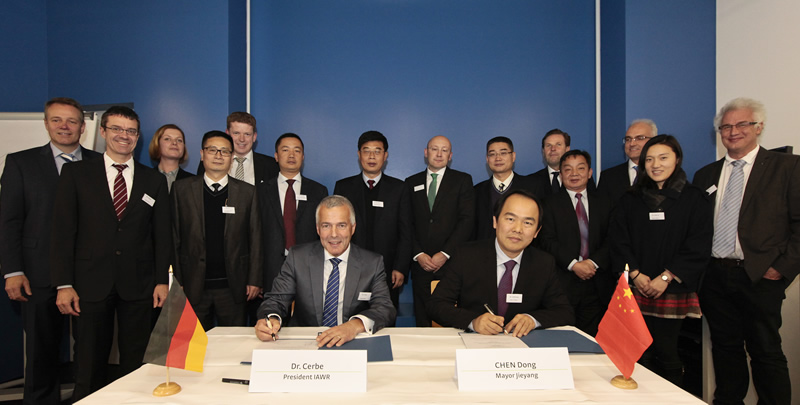 Vertragsunterzeichnung: Chen Dong, Jieyangs Oberbürgermeister , Dr. Andreas Cerbe, IAWR-Präsident. ( Vertragsunterzeichnung: Chen Dong, Jieyangs Oberbürgermeister , Dr. Andreas Cerbe, IAWR-Präsident. (