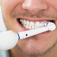 Elektrische Zahnbürsten putzen gründlicher. Bild: © Andrey Popov | fotolia Elektrische Zahnbürsten putzen gründlicher. Bild: © Andrey Popov | fotolia