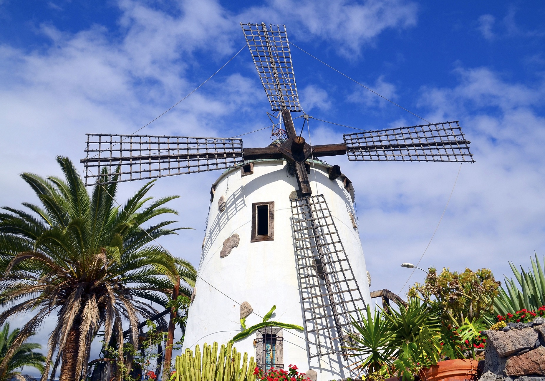 Windmühle auf Teneriffa (Bildquelle: svf74, Fotolia) Windmühle auf Teneriffa (Bildquelle: svf74, Fotolia)