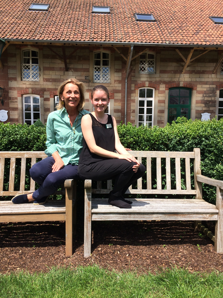 Brigitte von Boch ist stolz auf Lisa-Marie Hennrich (Bildquelle: Romantik Hotel Linslerhof) Brigitte von Boch ist stolz auf Lisa-Marie Hennrich (Bildquelle: Romantik Hotel Linslerhof)