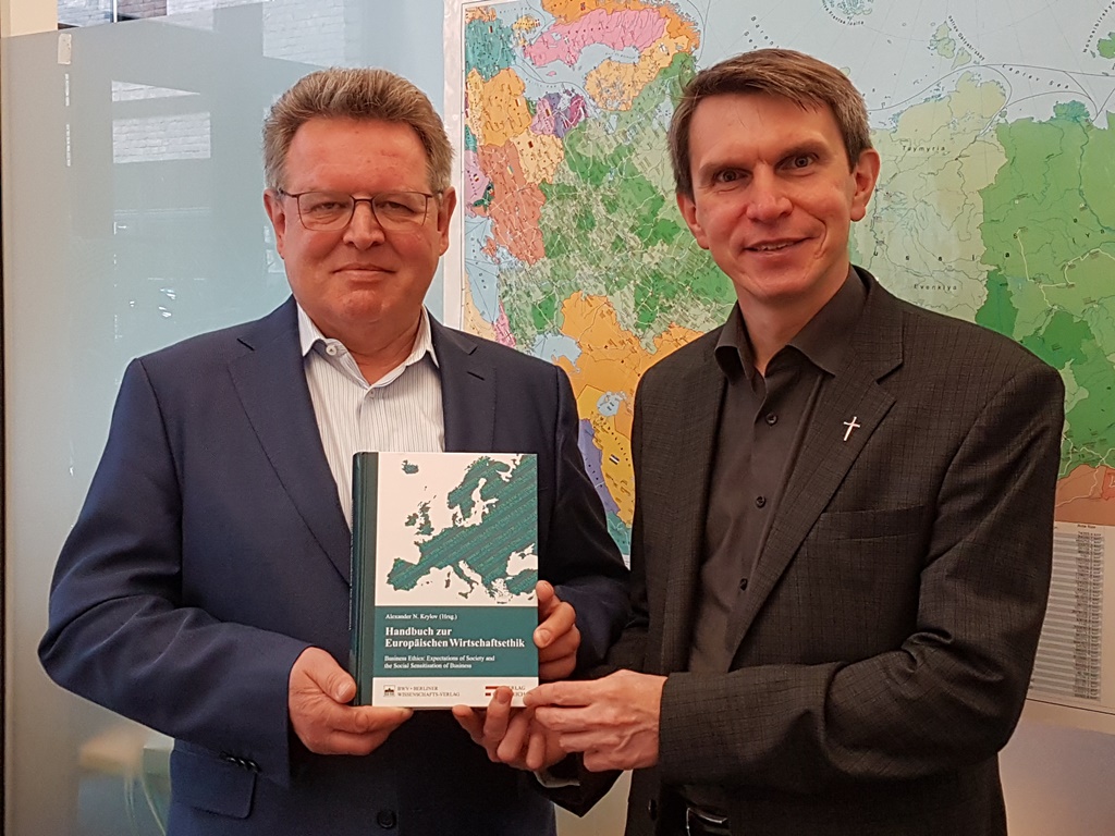 Mitautor G. Kaiser und Herausgeber Prof. A. Krylov präsentierten das Handbuch in Berlin
