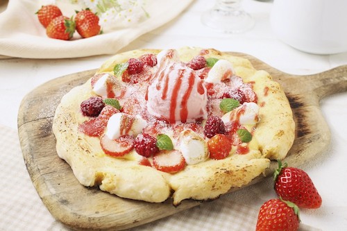 Rezept-Tipp: Süße Pizza mit Erdbeeren und Erdbeereis Rezept-Tipp: Süße Pizza mit Erdbeeren und Erdbeereis