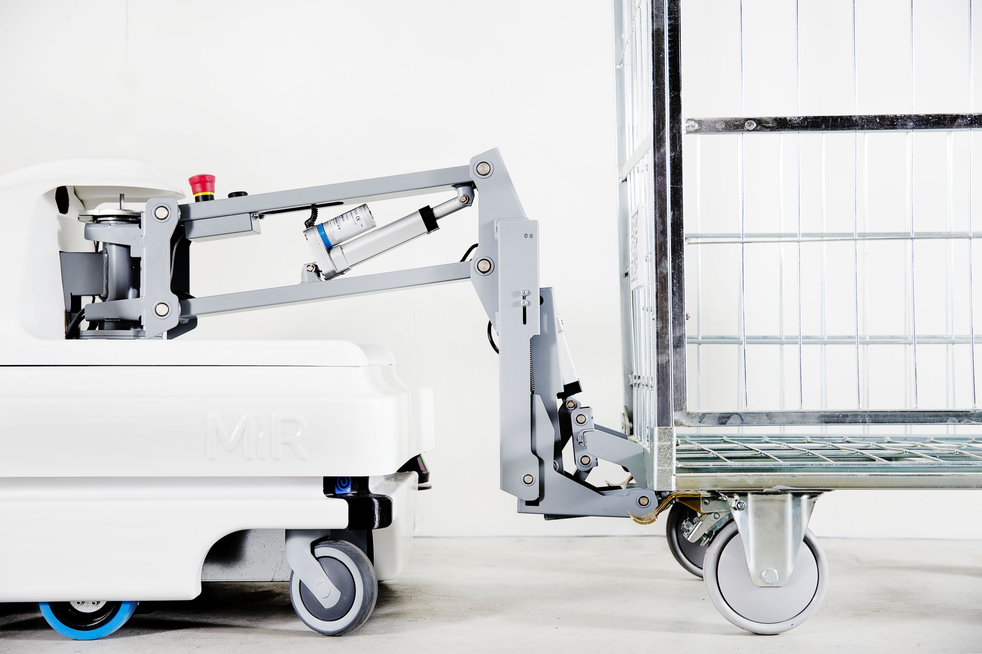 MiR100 mit neuem Hänger 'Hook' (Bildquelle: Mobile Industrial Robots) MiR100 mit neuem Hänger 'Hook' (Bildquelle: Mobile Industrial Robots)