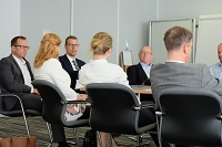 Michael Scheidel (3. von links) diskutiert in gemeinsamer Runde über Lösungen von morgen. (©IFTRA) Michael Scheidel (3. von links) diskutiert in gemeinsamer Runde über Lösungen von morgen. (©IFTRA)