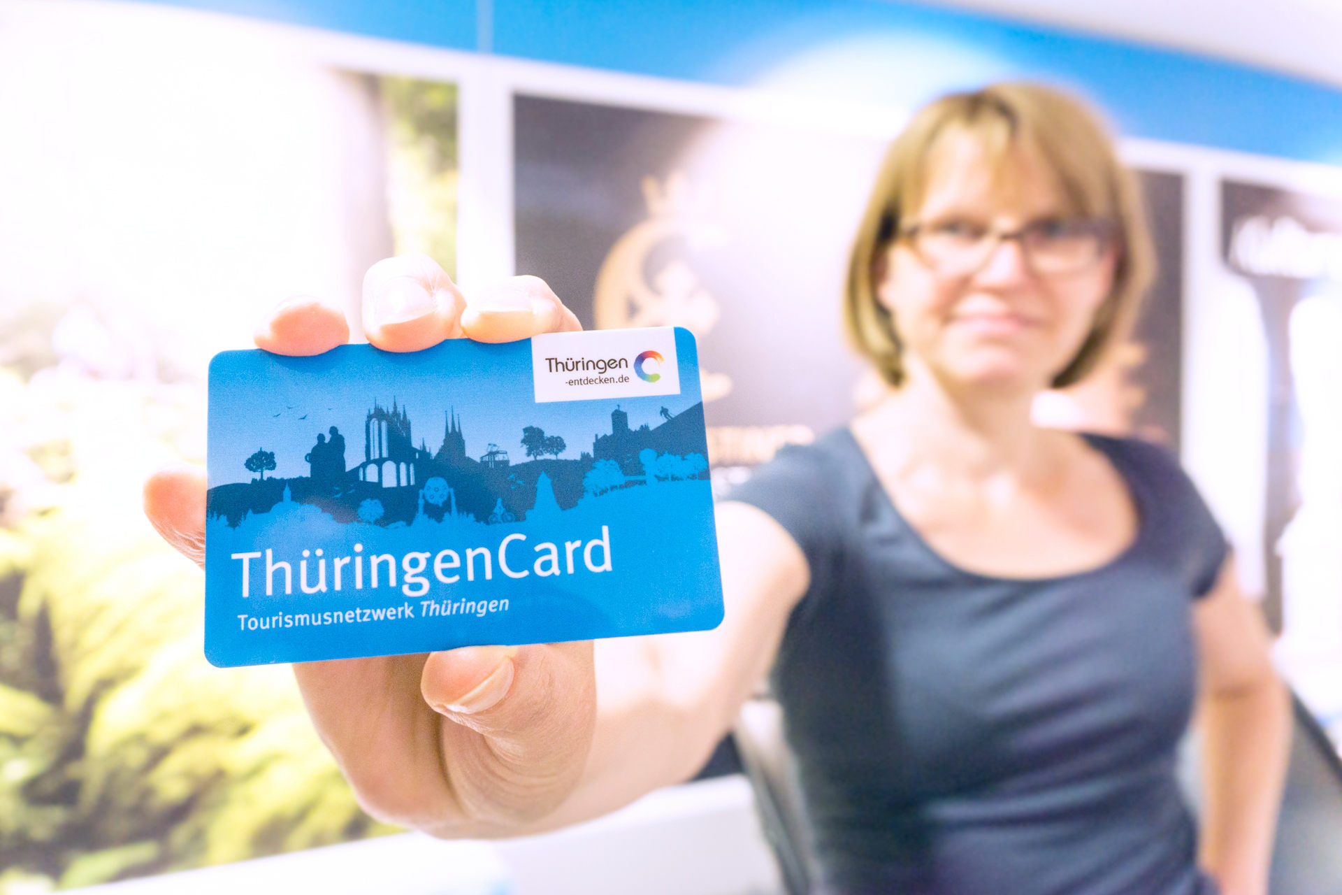 Anke Riese von der Tourist Information Thüringen präsentiert die Thüringen Card für Touristiker Anke Riese von der Tourist Information Thüringen präsentiert die Thüringen Card für Touristiker