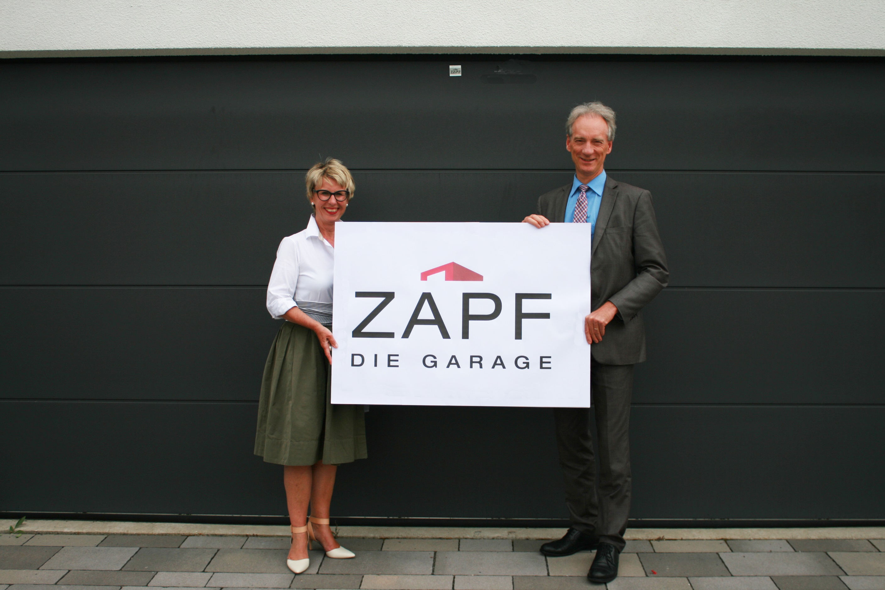 Katrin Grunert-Jäger und Emmanuel Thomas präsentueren das neue Logo.