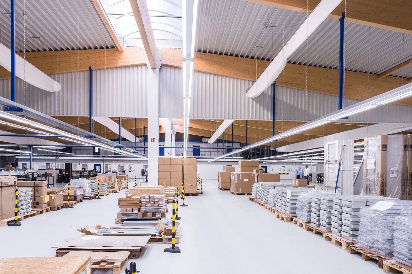 Das LED-Lichtschienen-System in der neuen Halle / Quelle: Deutsche Lichtmiete / Mario Dirks Das LED-Lichtschienen-System in der neuen Halle / Quelle: Deutsche Lichtmiete / Mario Dirks