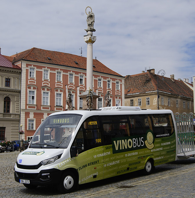 Vinobus im Zentrum von Znaim (Bildquelle: Klaus Klöppel) Vinobus im Zentrum von Znaim (Bildquelle: Klaus Klöppel)