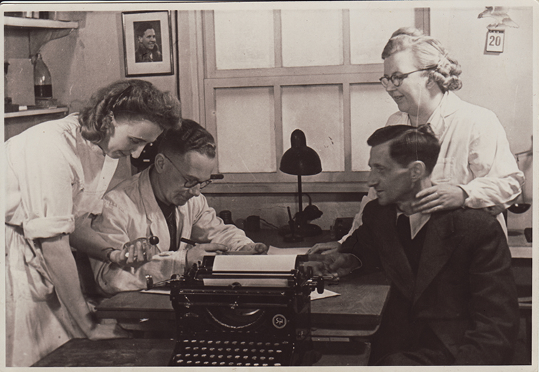 1950: Otto Müller, Gründer One Drop Only, (re.) entwickelt Mundwasserkonzentrat"Nur 1 Tropfen&q 1950: Otto Müller, Gründer One Drop Only, (re.) entwickelt Mundwasserkonzentrat"Nur 1 Tropfen&q