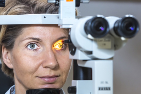 Operation am Grauen Star kann eine Brilleüberflüssig machen. (Bildquelle:©mmphoto?Fotolia.com) Operation am Grauen Star kann eine Brilleüberflüssig machen. (Bildquelle:©mmphoto?Fotolia.com)