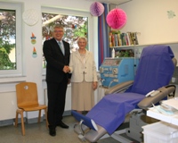 Nobert Kerkhoff erkundigt sich bei Prof. Dr. med. Bulla über die Arbeit des Fördervereins. Nobert Kerkhoff erkundigt sich bei Prof. Dr. med. Bulla über die Arbeit des Fördervereins.