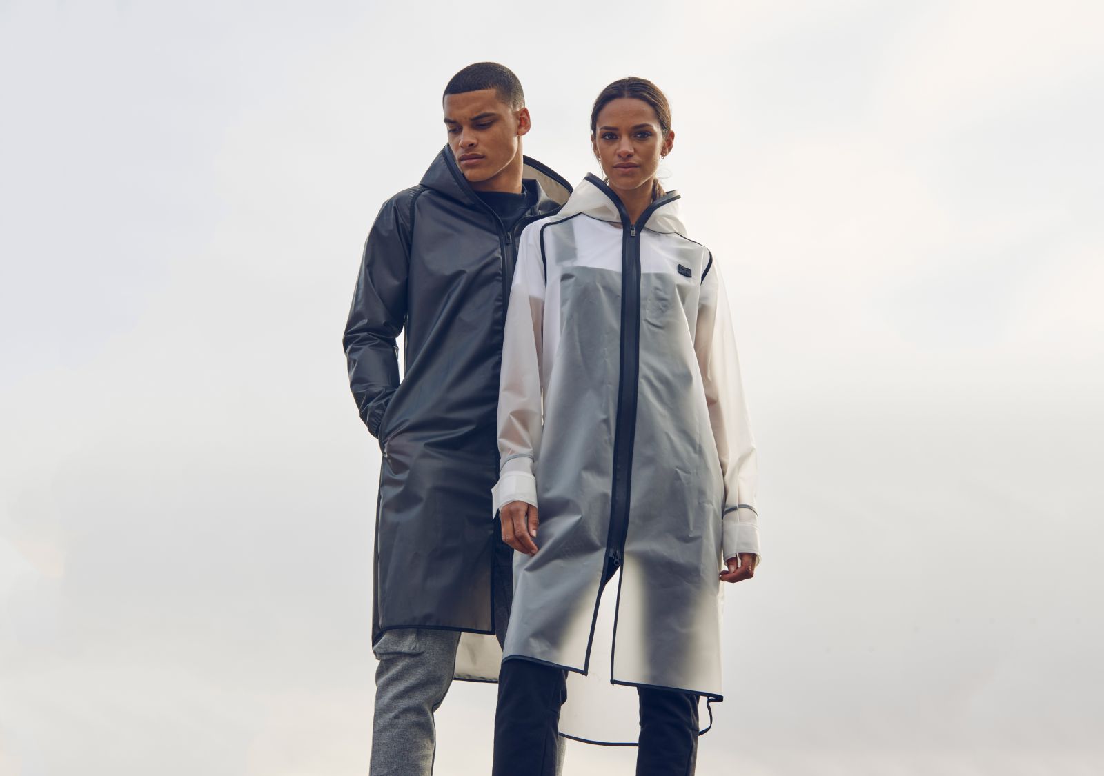 Ganz neu: Die Influence Rain Jacket (unisex) in transparent-schwarz und transparent 199 Euro (Bildqu Ganz neu: Die Influence Rain Jacket (unisex) in transparent-schwarz und transparent 199 Euro (Bildqu