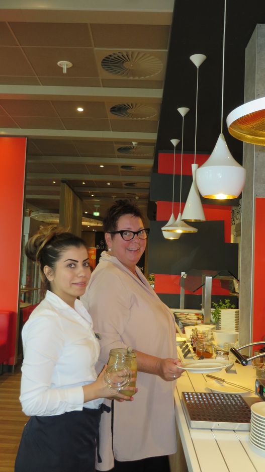 Praktikantin Fadia packt im ibis Hamburg Alsterring tatkräftig mit an Praktikantin Fadia packt im ibis Hamburg Alsterring tatkräftig mit an