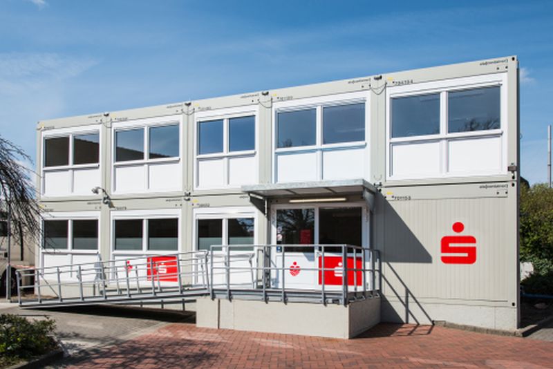Während einer Umbauphase arbeiten die Bank-Angestellten in Räumen von ELA Container.