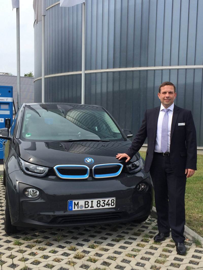 Andrej Graff setzt als neuer Verkaufsleiter in der BMW Niederlassung Frankfurt auf Nachhaltigkeit. Andrej Graff setzt als neuer Verkaufsleiter in der BMW Niederlassung Frankfurt auf Nachhaltigkeit.