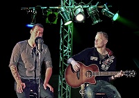 Die Band Feenstaub hat ihre erste gleichnamige EP auf den Markt gebracht. Die Band Feenstaub hat ihre erste gleichnamige EP auf den Markt gebracht.