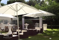 Loungemöbel und Sonnenschirme in den Außenanlagen des Gästehauses Schöne Aussicht. Loungemöbel und Sonnenschirme in den Außenanlagen des Gästehauses Schöne Aussicht.