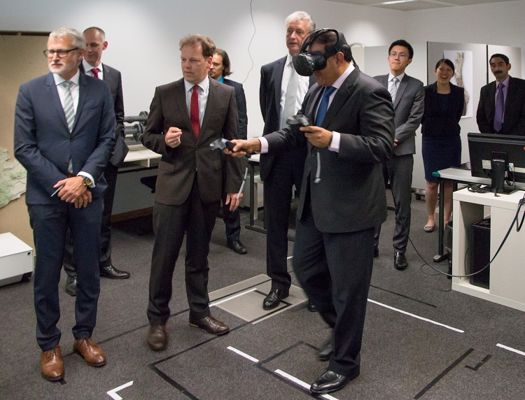 Singapurs Minister für Handel und Industrie, Herr S Iswaran, in der Virtuellen Realität. (Bildquelle Singapurs Minister für Handel und Industrie, Herr S Iswaran, in der Virtuellen Realität. (Bildquelle