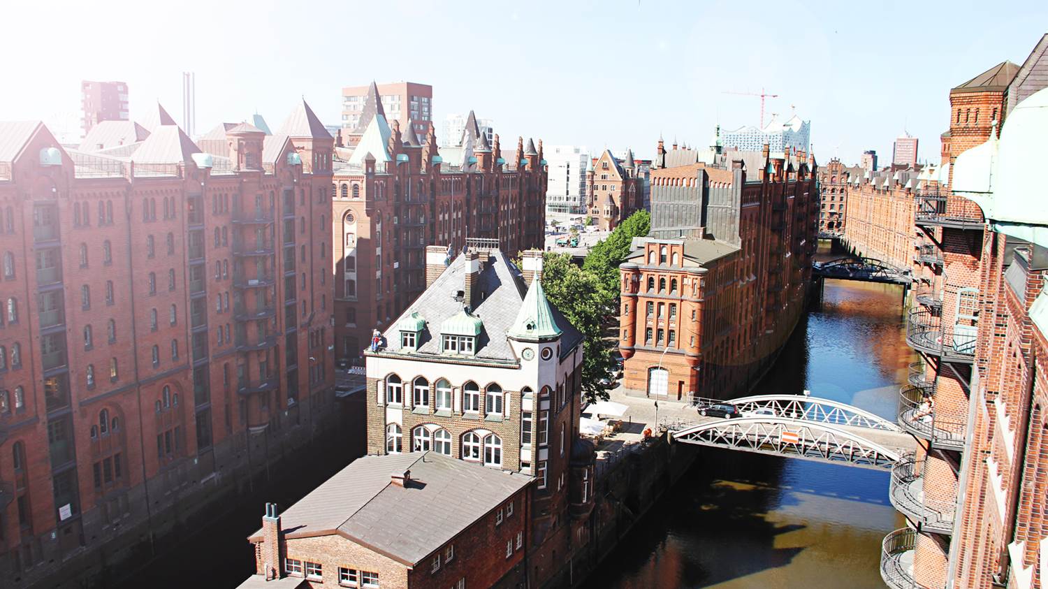 Blick auf die Speicherstadt, das Waldschlösschen und die Elbphilarmonie im Hintergrund. Blick auf die Speicherstadt, das Waldschlösschen und die Elbphilarmonie im Hintergrund.