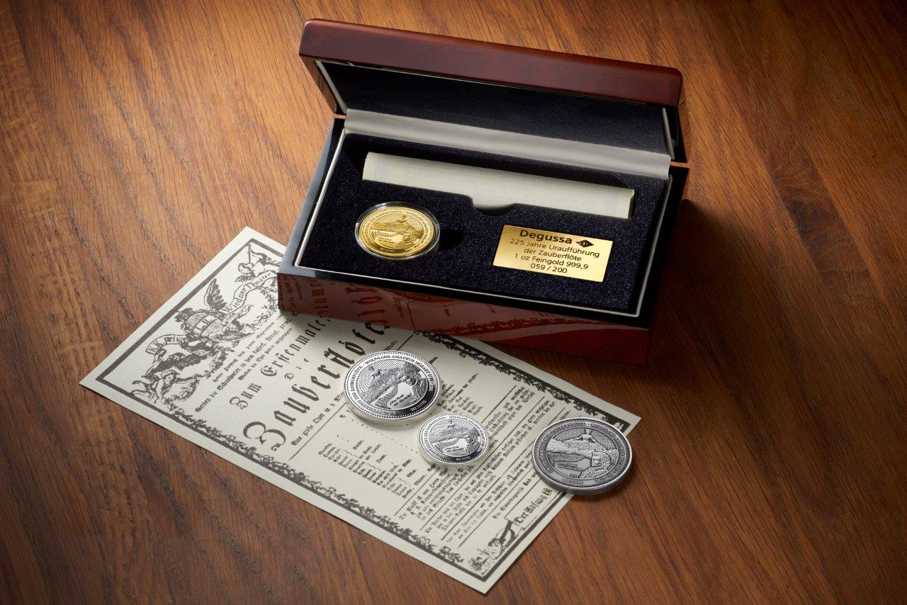 Degussa Thaler 225 Jahre Zauberfloete Gold Silber mit Opernzettel im Holzetui (Bildquelle: Degussa G Degussa Thaler 225 Jahre Zauberfloete Gold Silber mit Opernzettel im Holzetui (Bildquelle: Degussa G