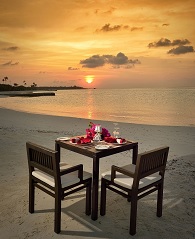 Romantisches Dinner für zwei am Strand von Kanifushi Island